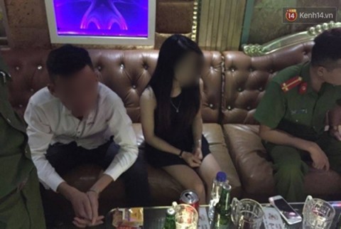 Mặc váy sexy trong phòng hát karaoke, thiếu nữ dùng ma túy với 3 nam thanh niên - Ảnh 1.