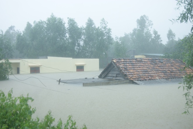 Lụt ngập nóc nhà tại Quảng Bình 1