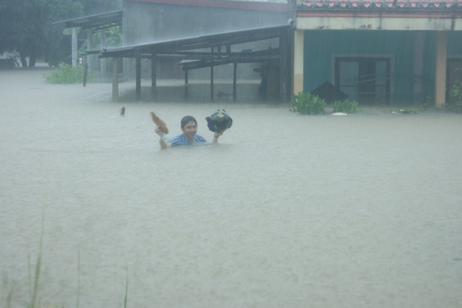 Lụt ngập nóc nhà tại Quảng Bình 2