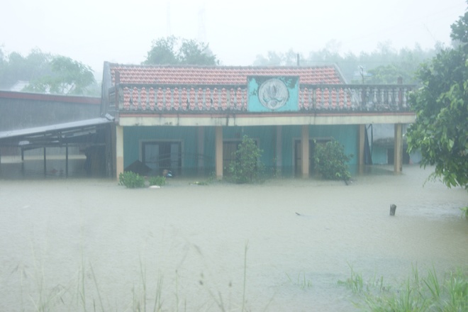 Lụt ngập nóc nhà tại Quảng Bình 5